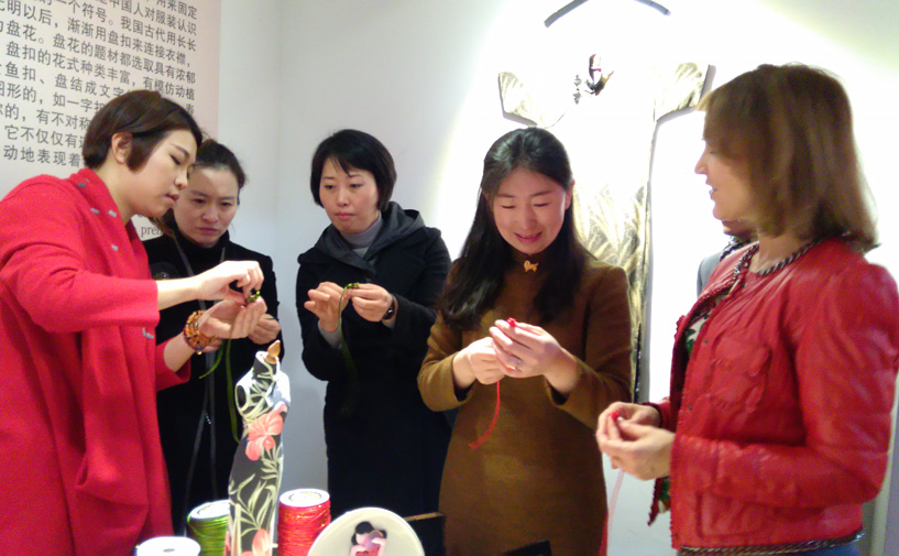 盘扣工艺师刘秋雁现场展示、教授盘扣制作的技巧1