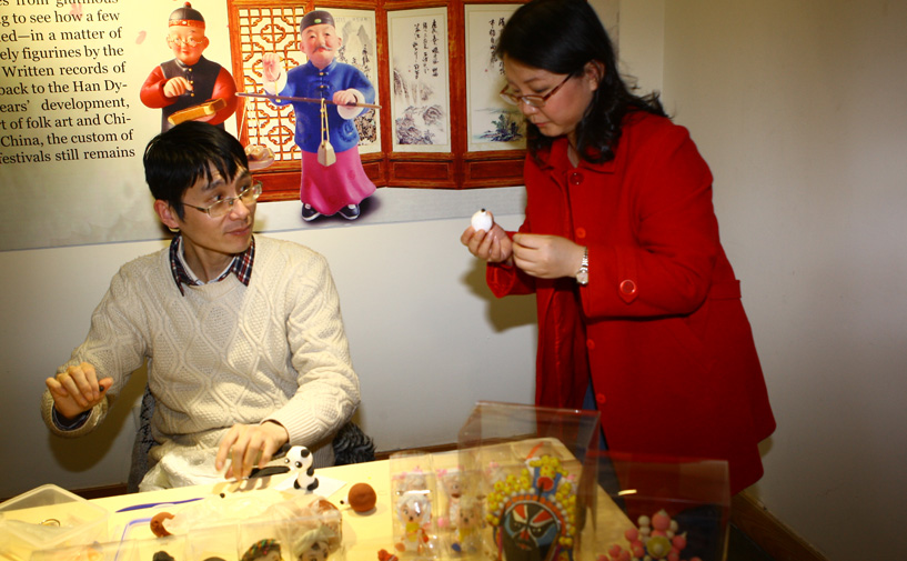 “面人赵”传承人陈凯峰现场展示、传授捏熊猫、喜羊羊技艺4