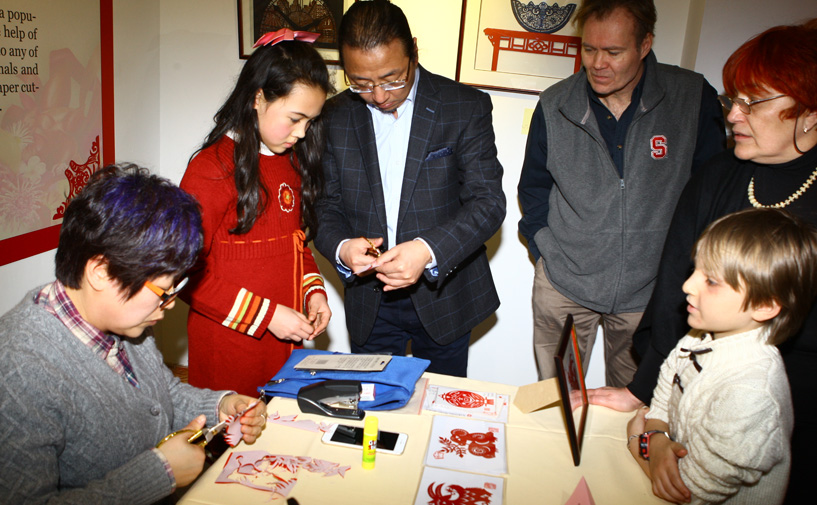 “海派剪纸”传承人陈琼君现场展示剪窗花、生肖2