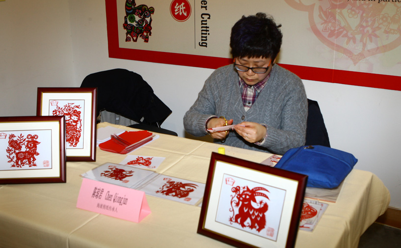 “海派剪纸”传承人陈琼君现场展示剪窗花、生肖1