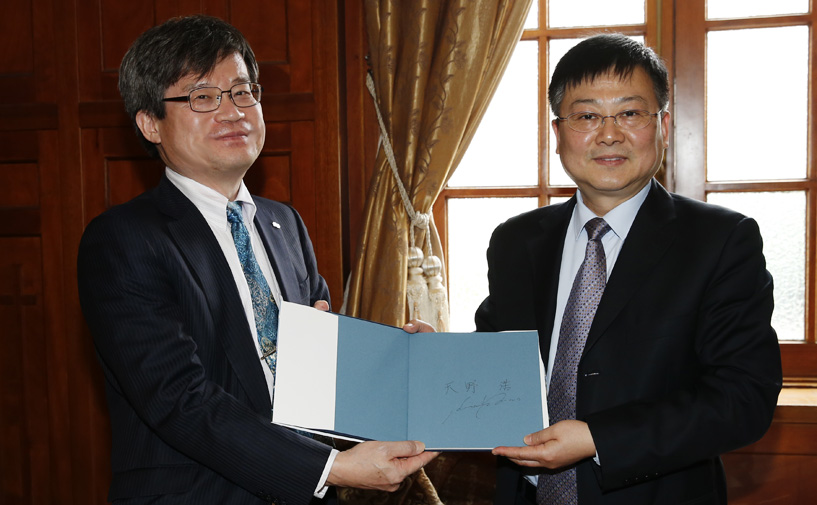 天野浩教授向市外办主任、市友协会长张小松赠送亲笔签名的著作