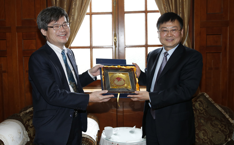 市外办主任、市友协会长张小松向天野浩教授赠送市友协纪念品