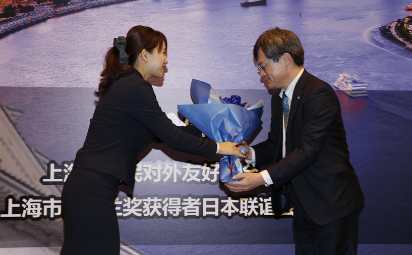 演讲会结束后,学生代表献上象征天野教授发明的蓝色LED的蓝色鲜花
