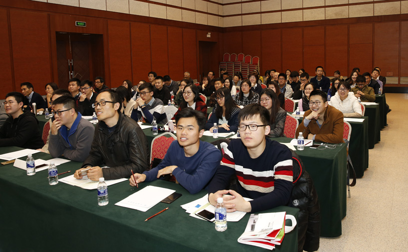 演讲会现场气氛热烈