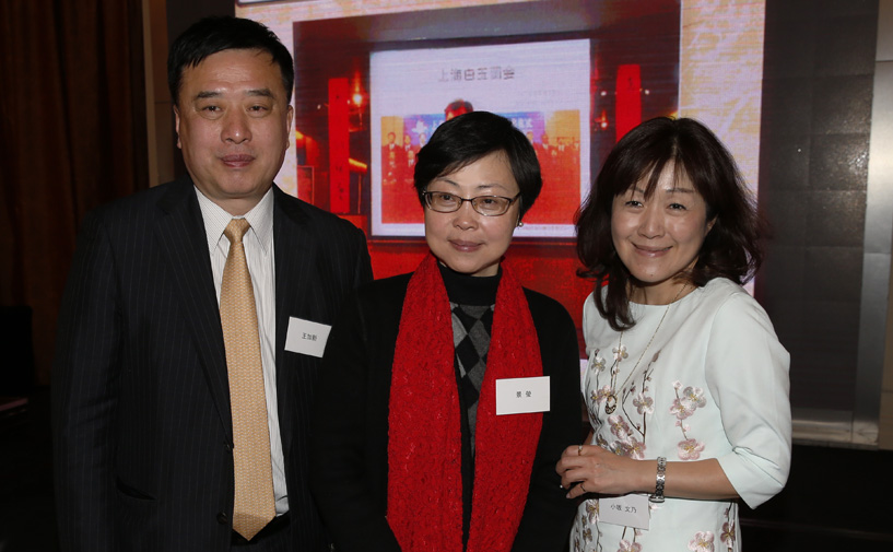 市外办副巡视员景莹等与白玉兰纪念奖获得者小坂文乃合影
