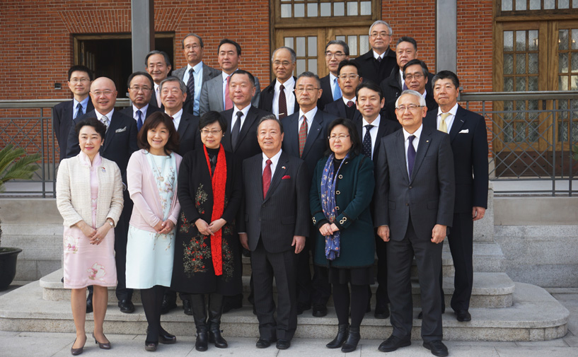 上海日本白玉兰会成员等在杨浦滨江展示馆外合影