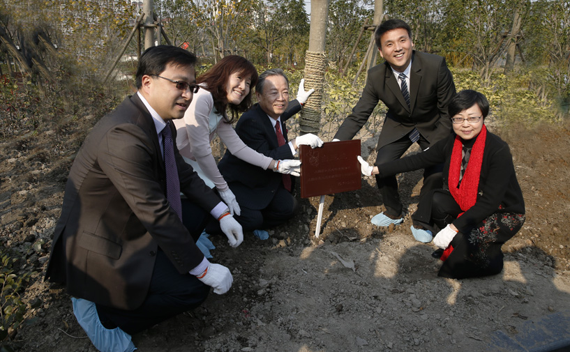 上海市外办副巡视员景莹、杨浦区区长谢坚钢、杨浦区副区长丁欢欢、白玉兰会的发起者-森大厦株式会社特别顾问星屋秀幸、2012年白玉兰纪念奖获得者小坂文乃共同为白玉兰植树活动树放置纪念牌