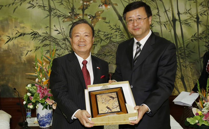 陈寅副市长向团长星屋秀幸赠送纪念品