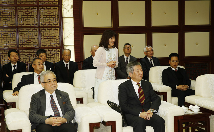 白玉兰纪念奖获得者、孙中山生前挚友梅屋庄吉外孙女--小坂文乃向陈寅副市长提问