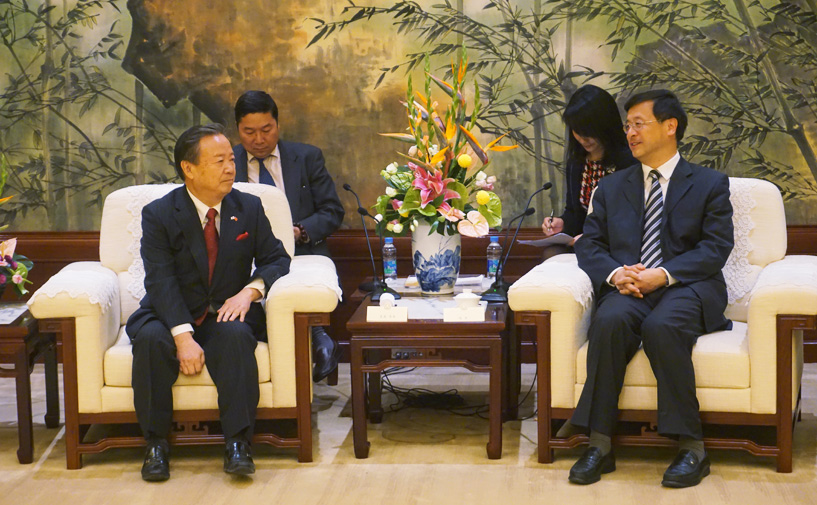 上海市副市长陈寅与白玉兰奖获得者星屋秀幸进行热烈交流