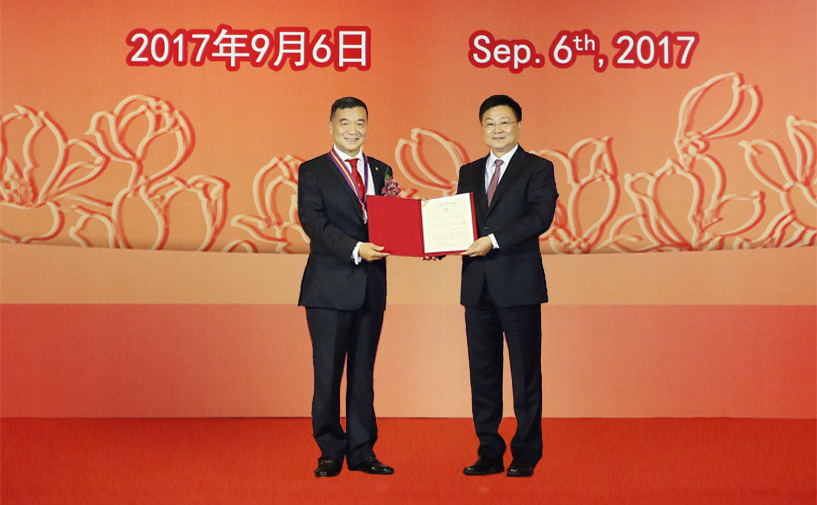 上海市政府外办主任张小松向朱裕华授予“白玉兰纪念奖”奖牌和证书