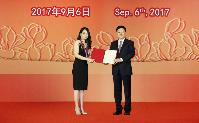 上海市政府外办主任张小松向朱琳授予“白玉兰纪念奖”奖牌和证书
