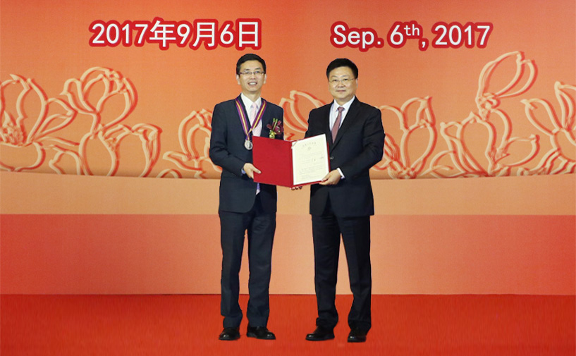 上海市政府外办主任张小松向于兵授予“白玉兰纪念奖”奖牌和证书