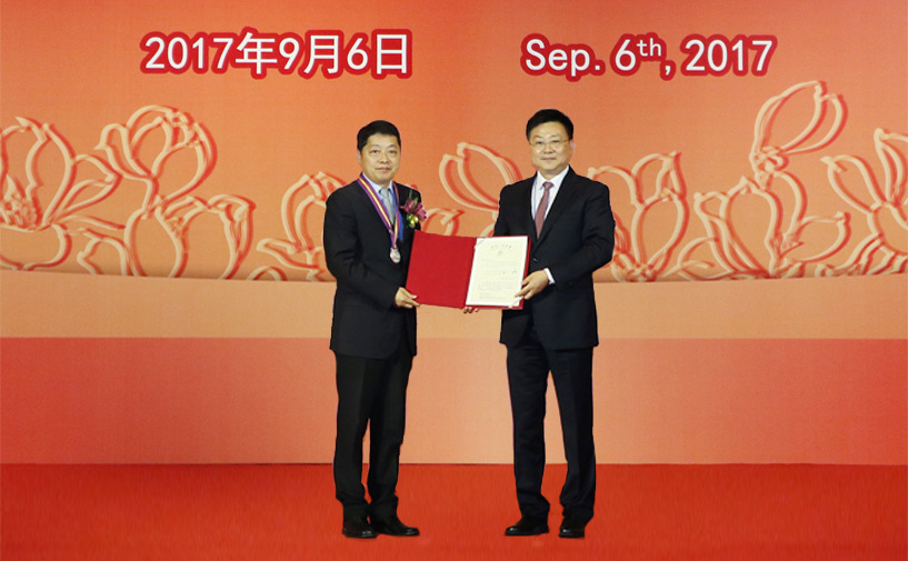 上海市政府外办主任张小松向徐学兵授予“白玉兰纪念奖”奖牌和证书