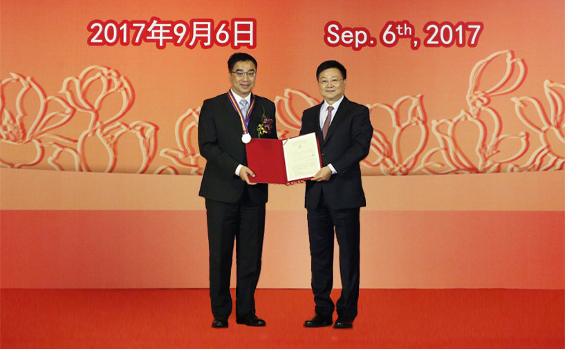 上海市政府外办主任张小松向徐大全授予“白玉兰纪念奖”奖牌和证书