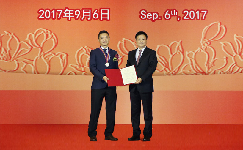上海市政府外办主任张小松向吴雄昂授予“白玉兰纪念奖”奖牌和证书