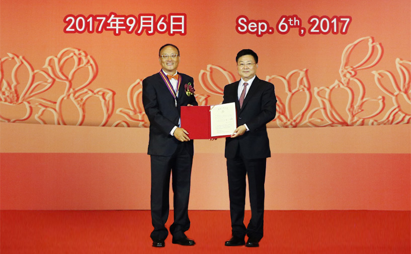 上海市政府外办主任张小松向魏正康授予“白玉兰纪念奖”奖牌和证书