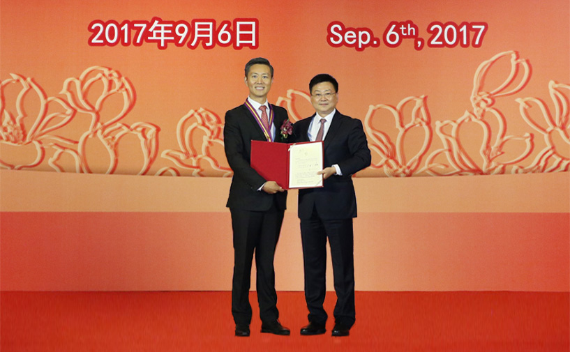 上海市政府外办主任张小松向王皓峰授予“白玉兰纪念奖”奖牌和证书