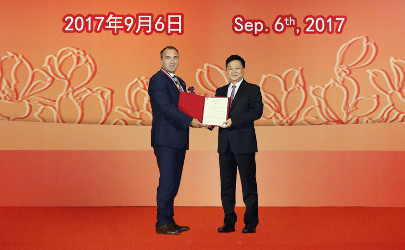 上海市政府外办主任张小松向魏磊授予“白玉兰纪念奖”奖牌和证书