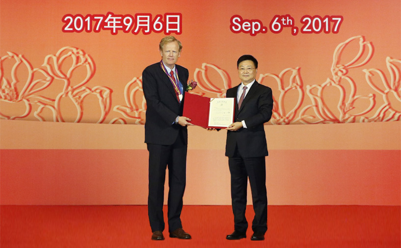 上海市政府外办主任张小松向埃森授予“白玉兰纪念奖”奖牌和证书