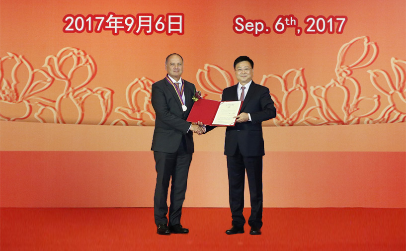 上海市政府外办主任张小松向蔚蓝授予“白玉兰纪念奖”奖牌和证书