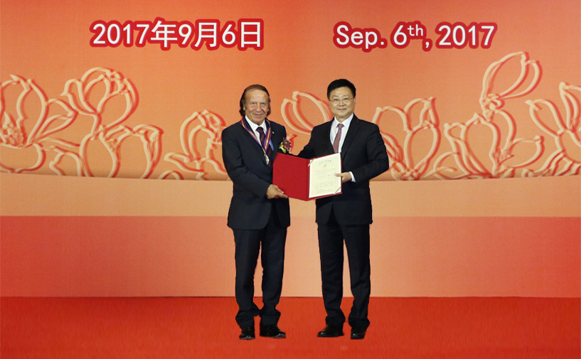 上海市政府外办主任张小松向贾弗郎哥·泰伦齐授予“白玉兰纪念奖”奖牌和证书