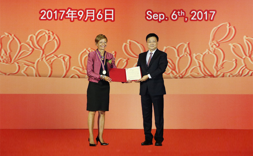 上海市政府外办主任张小松向佘薇兰授予“白玉兰纪念奖”奖牌和证书