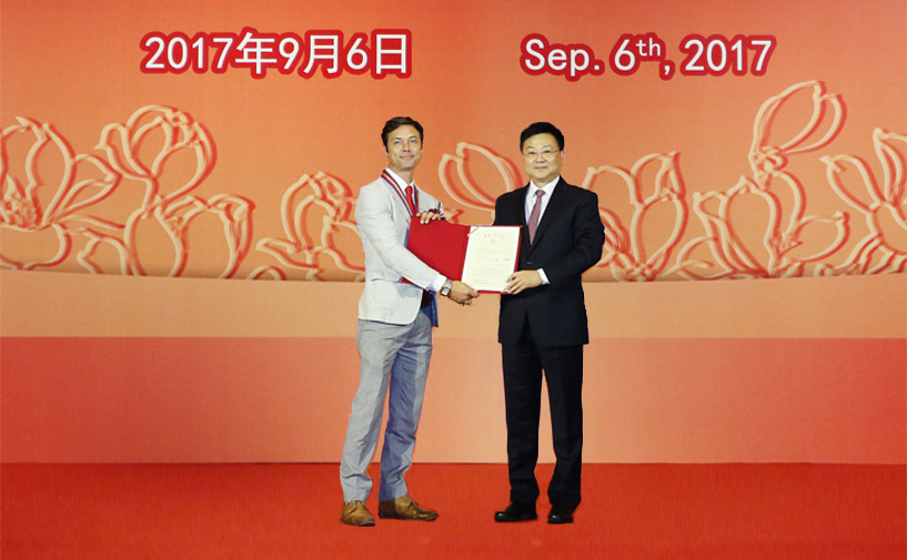 上海市政府外办主任张小松向马克·习列授予“白玉兰纪念奖”奖牌和证书