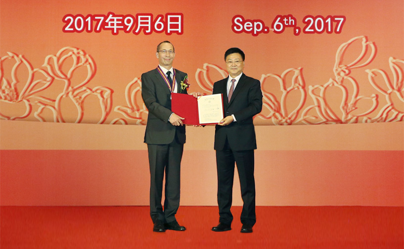 上海市政府外办主任张小松向洛塔尔·施耐德授予“白玉兰纪念奖”奖牌和证书