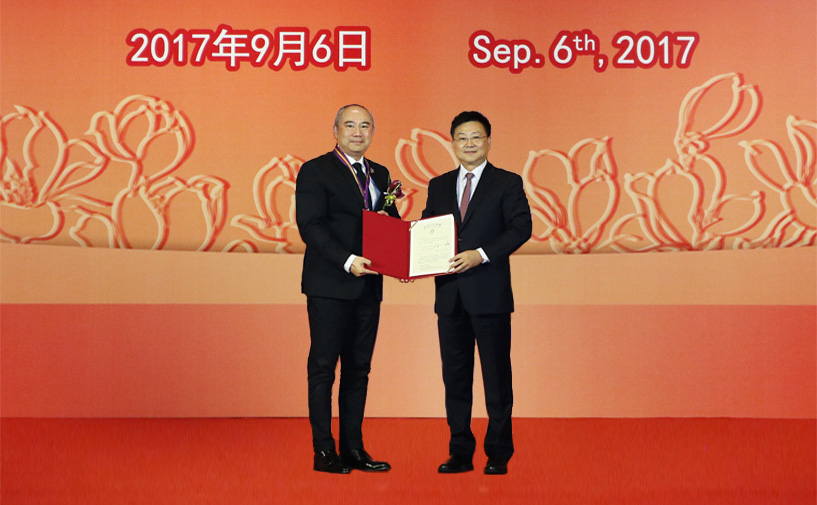 上海市政府外办主任张小松向罗家顺授予“白玉兰纪念奖”奖牌和证书