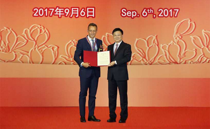 上海市政府外办主任张小松向斯铂涵授予“白玉兰纪念奖”奖牌和证书