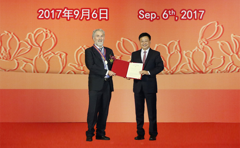 上海市政府外办主任张小松向杰夫授予“白玉兰纪念奖”奖牌和证书