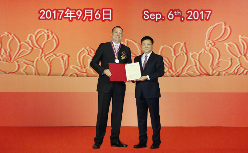 上海市政府外办主任张小松向李凯授予“白玉兰纪念奖”奖牌和证书
