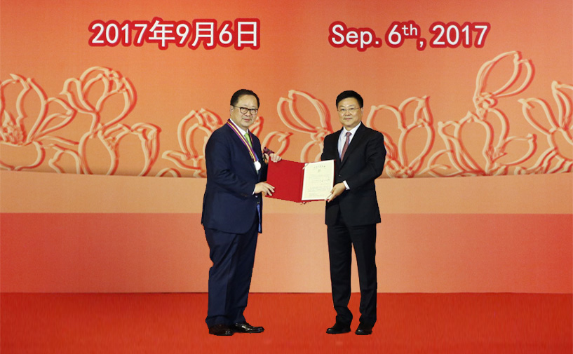 上海市政府外办主任张小松向李国栋授予“白玉兰纪念奖”奖牌和证书