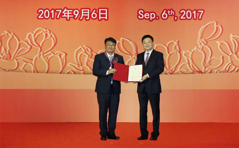 上海市政府外办主任张小松向李钢燮授予“白玉兰纪念奖”奖牌和证书