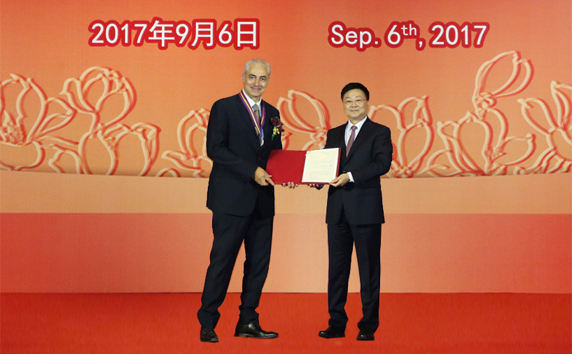 上海市政府外办主任张小松向迈克尔授予“白玉兰纪念奖”奖牌和证书