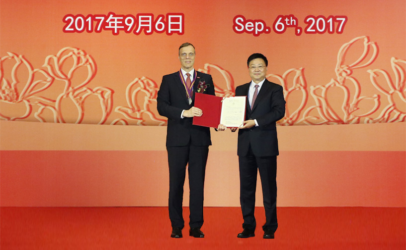 上海市政府外办主任张小松向柯迪文授予“白玉兰纪念奖”奖牌和证书