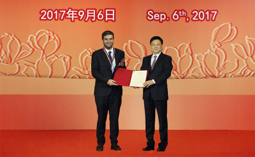 上海市政府外办主任张小松向吉祥授予“白玉兰纪念奖”奖牌和证书