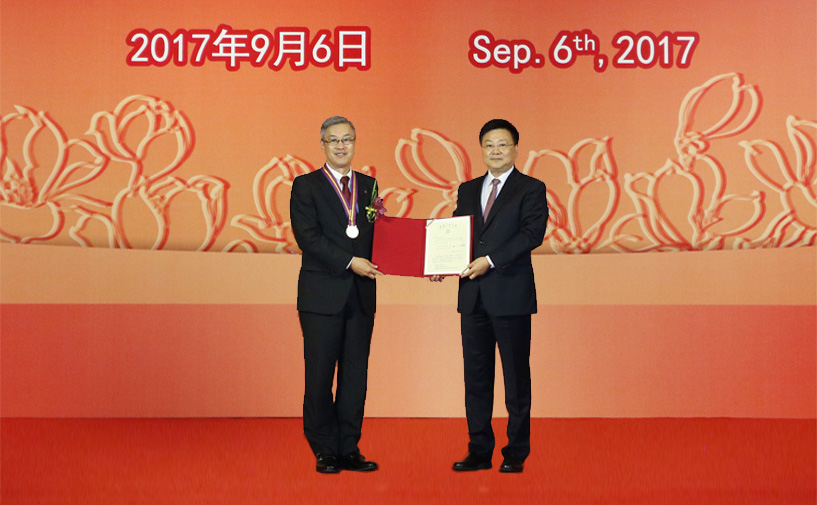 上海市政府外办主任张小松向伊藤幸孝授予“白玉兰纪念奖”奖牌和证书