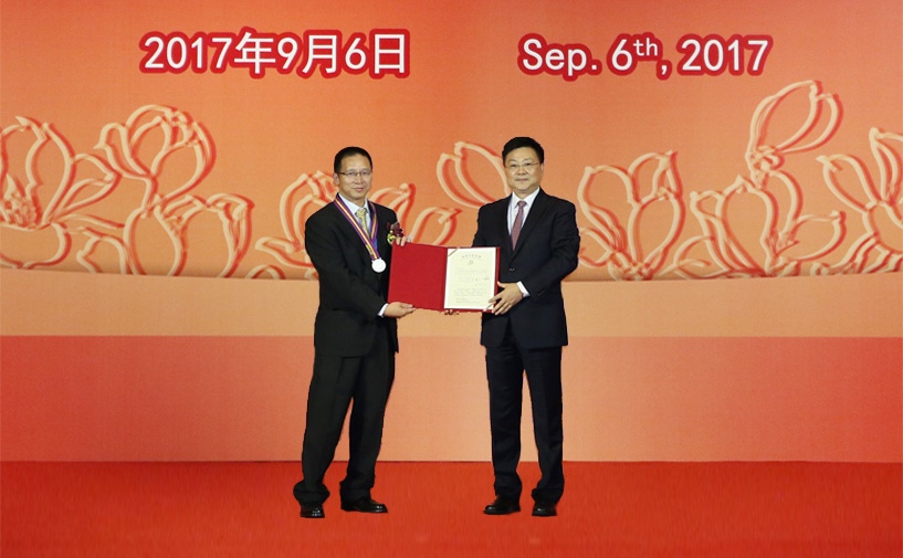 上海市政府外办主任张小松向黄晨东授予“白玉兰纪念奖”奖牌和证书