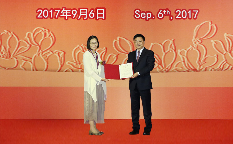 上海市政府外办主任张小松向洪原淑授予“白玉兰纪念奖”奖牌和证书