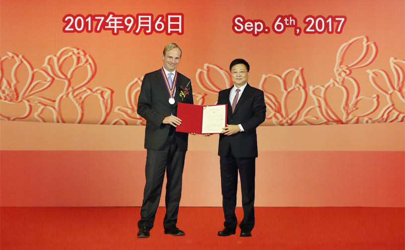 上海市政府外办主任张小松向贺隽授予“白玉兰纪念奖”奖牌和证书