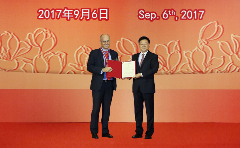 上海市政府外办主任张小松向贺安德授予“白玉兰纪念奖”奖牌和证书