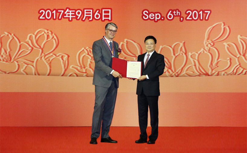 上海市政府外办主任张小松向夏伟豪授予“白玉兰纪念奖”奖牌和证书