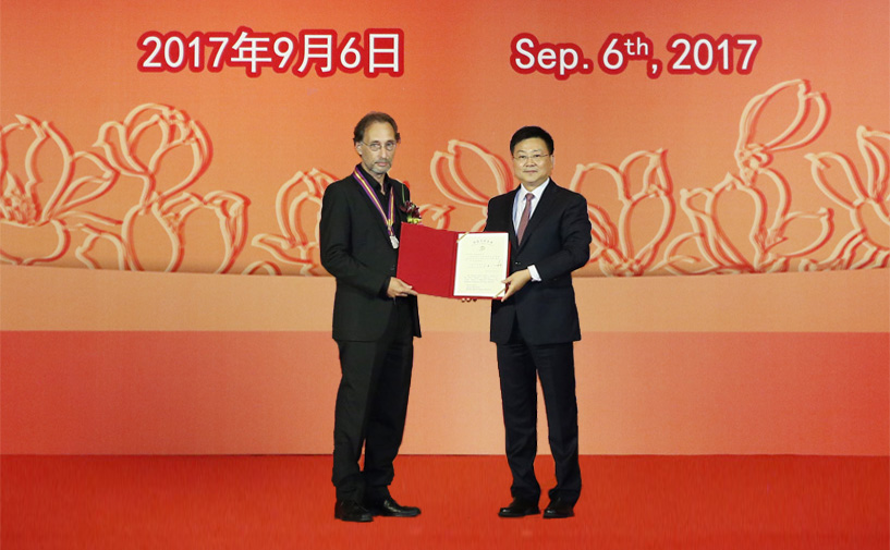 上海市政府外办主任张小松向劳伦斯·何浦林授予“白玉兰纪念奖”奖牌和证书