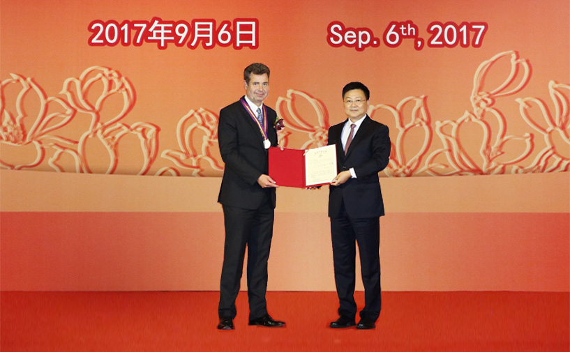 上海市政府外办主任张小松向福斯特授予“白玉兰纪念奖”奖牌和证书