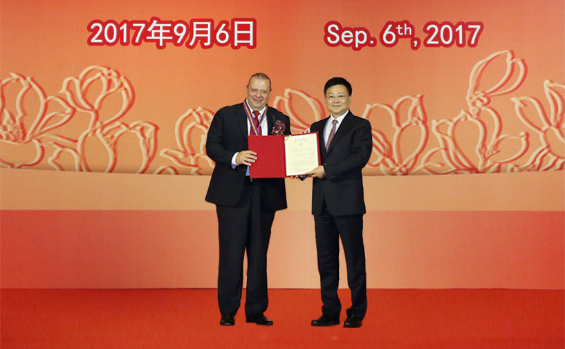 上海市政府外办主任张小松向马瑞龙授予“白玉兰纪念奖”奖牌和证书