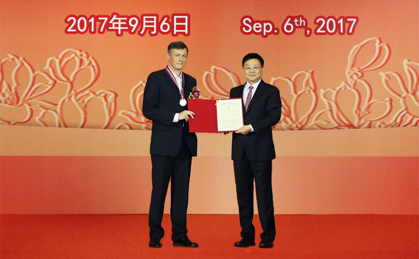 上海市政府外办主任张小松向米克拉·多尔诺夫授予“白玉兰纪念奖”奖牌和证书
