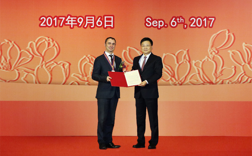 上海市政府外办主任张小松向安克授予“白玉兰纪念奖”奖牌和证书