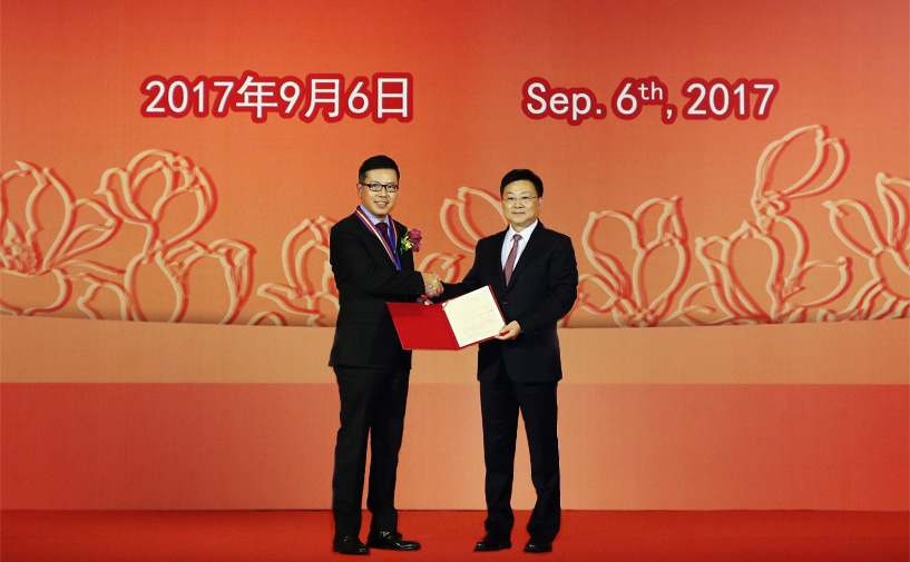 上海市政府外办主任张小松向洪伟义授予“白玉兰纪念奖”奖牌和证书